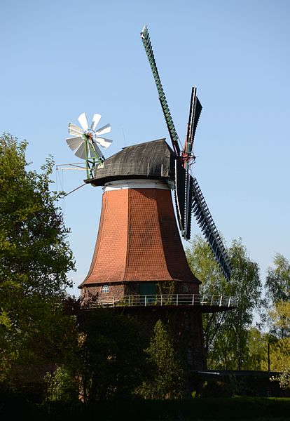 File:Rote Windmühle am Ortsrand von Westen.jpg