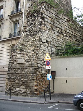 Portion de courtine du mur de Philippe Auguste visible rue de Clovis