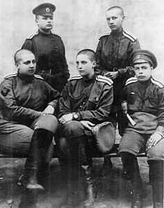Principals oficials del 1r Batalló de la mort de dones russes. Maria Botxkariova s'asseu a l'extrem esquerre. Estiu de 1917