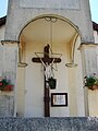 détail extérieur de l'église, Christ en croix et abris sous la tour du clocher