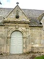Saint-Ségal : chapelle Saint-Sébastien, porte latérale et inscription.