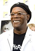 Homme noir avec des lunettes et une casquette.