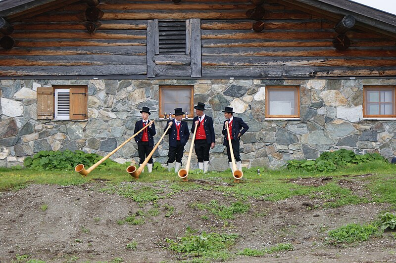 File:Sankt Gallenkirch-Valiserahuesli-Alphorn players-04ASD.jpg