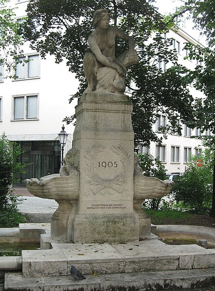 File:Schnitterinbrunnen Thierschplatz Muenchen-1.jpg