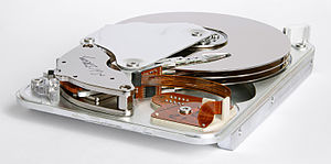 דיסק קשיח ברוחב 89 מ"מ של חברת Seagate Technology עם ממשק Parallel ATA משנת 1998, שיוצר במלזיה.
