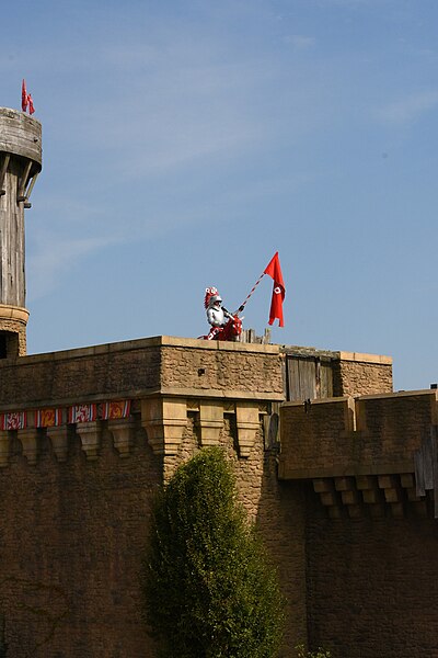 File:Secret de la Lance 037 - Knight on Horse on Castle Battlements.jpg