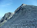 Die felsige Nordseite des Sgòrr Ruadh, links Raeburn’s Buttress, rechts der Gipfelbereich