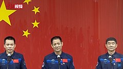 Oficiální fotografie posádky: Tchang, Nie, Liou (zleva)
