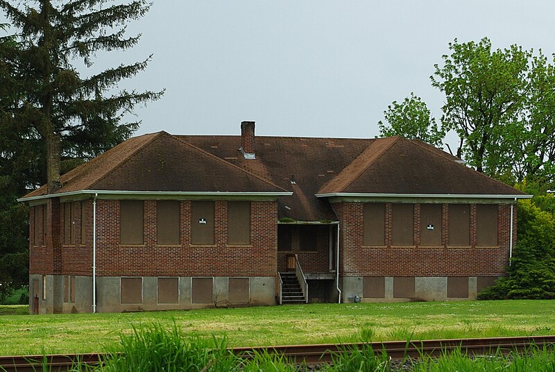 File:Springbrook Oregon old school.JPG