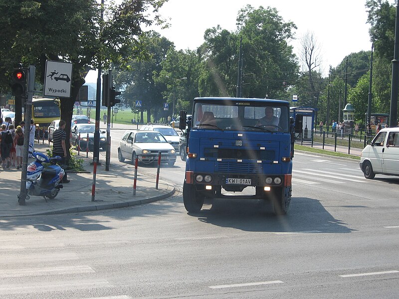 File:Star 200 on Adama Mickiewicza, Zygmunta Krasińskiego, Marszałka Józefa Piłsudskiego and Marszałka Ferdinanda Focha intersection in Kraków.jpg