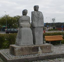 Skulptur i Stenhamra centrum rest vid hundraårsjubileumet 1984.