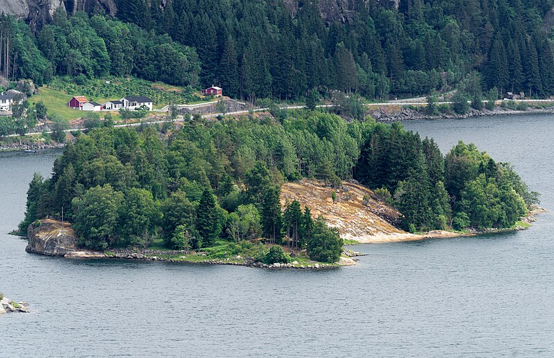 File:Storeøyni i Kvam i Sogndal 202306.jpg