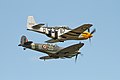 Spitfire MkIIa e un P-51 Mustang in volo