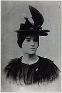 Suzanne Valadon. Portrait au chapeau, photographie, vers 1885. Ville de Paris Bibliothèque Marguerite Durand (BMD).jpg