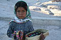 Tarahumarų mergaitė, pardavinėjanti rankdarbius