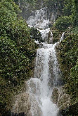 Tat Kuang Si Falls Cascade Main 3.jpg