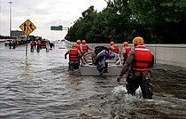 Żołnierze z Texas Army National Guard idą przez zalane ulice Houston