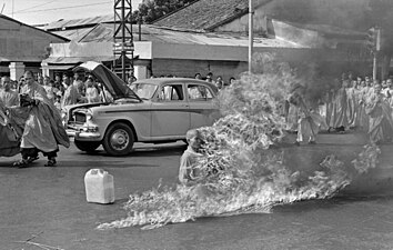 Sebeupálení Thích Quảnga Đứca v roce 1963, jako protest proti perzekuci buddhistických mnichů v Jižním Vietnamu