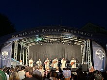 The Hillbilly Thomists in concert at night