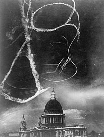 Témoignant de l'utilisation symbolique du monument, notamment pour la propagande de guerre, comme emblème de la lutte héroïque de la nation britannique pendant la bataille d'Angleterre, cette composition photographique d'époque, où l'on a ajouté au-dessus de la cathédrale des traînées d'avions de combat.