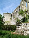 Thiers-sur-Thève (60), ruinas del castillo, girar a la derecha de la entrada.jpg