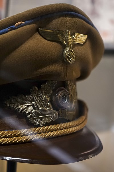 File:Third Reich Nazi Party Political Leader local level uniform visor cap eagle-and-swastika NSDAP Politische Leiter Amtsleiter Ortsgruppen 1934-38 Parteiadler Schirmmuetze Hakenkreuzadler Forsvarsmuseet Army Museum Oslo Norway 2022-03 C.jpg