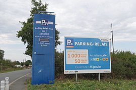 Totem et panneau du Parc Relais Tramway de Neustrie, situé à Bouguenais près de Nantes.