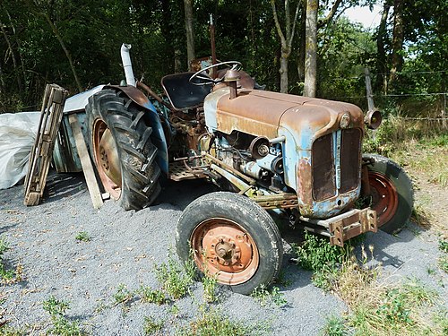 Vieux tracteur Fordson-Dexta de la Ferme "Bellonte de Farges", Saint-Nectaire (France)