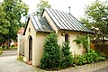 Kapelle im Garten des katholischen Pfarramts St. Oswald am Maxplatz 8 in der Kreisstadt Traunstein, Regierungsbezirk Oberbayern, Bayern. In der Bayerischen Denkmalliste unter Aktennummer D-1-89-155-35 als Baudenkmal aufgeführt. Kapelle laut Denkmalliste errichtet im Jahr 1939.