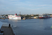 Baltic Princess der Silja Line und Grace der Viking Line im Hafen von Turku (in der Mitte die Burg Turku)