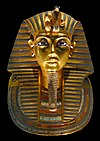 Farao Tutankhamons begravningsmask. Tutankhamons grav upptäcks för 100 år sedan av en arkeologisk expedition ledd av Howard Carter.