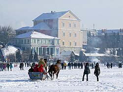 Talviliikuntaa Ternopilin linna-alueen edustan Buranjärvellä.