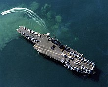 Portaviones USS Coral Sea (CV-43) de Estados Unidos atracado en la bahía de Benidorm