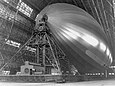 Das von der Goodyear-Zeppelin Corporation gebaute Luftschiff USS Macon im Hangar von Moffett Field, Kalifornien (Schwarzweißbild)