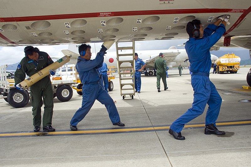 800px-US_Navy_080724-N-8135W-076_Japanese_airmen_load_sonobuoys_into_the_tail_of_a_P-3_Orion_during_Rim_of_the_Pacific_(RIMPAC)_2008.jpg