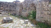 Restos de la antigua ciudad, algunas murallas y lo que parece ser un pequeño pozo.