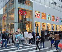 Uniqlo etalase di gedung