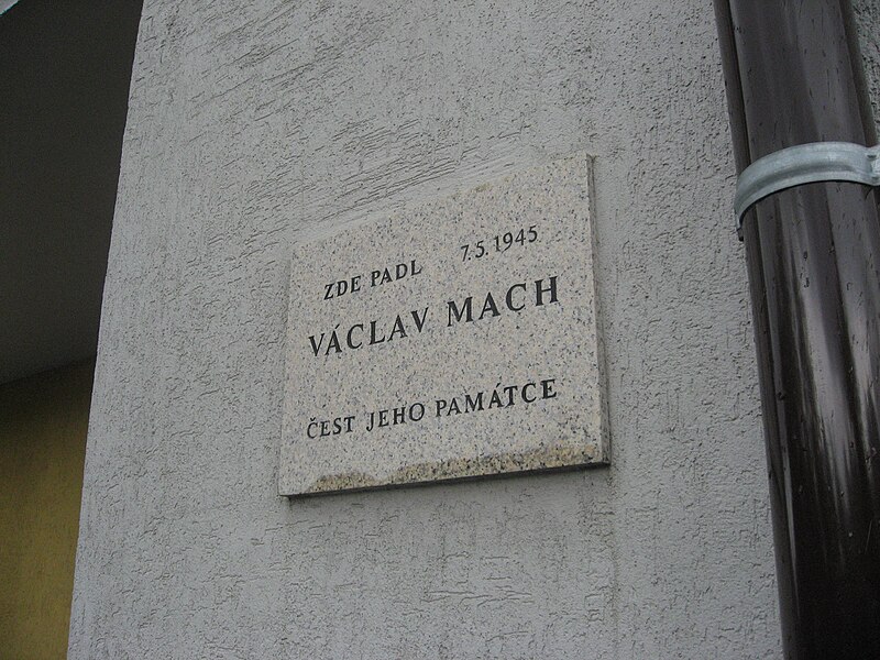 File:Václav Mach, pamětní deska.jpg