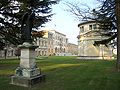 Vista dal giardino alla cappella, facciata e una delle statue