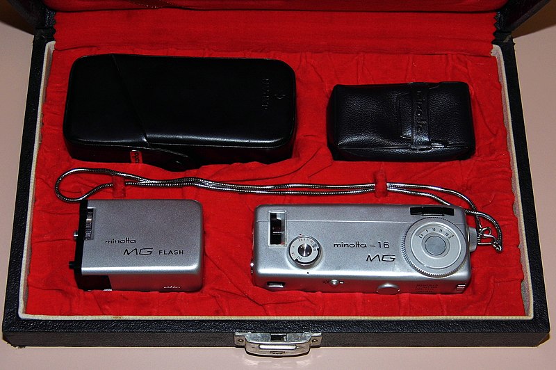 File:Vintage Minolta-16 MG Subminiature Viewfinder Film Camera, Made In Japan, Circa 1960s (15574127035).jpg