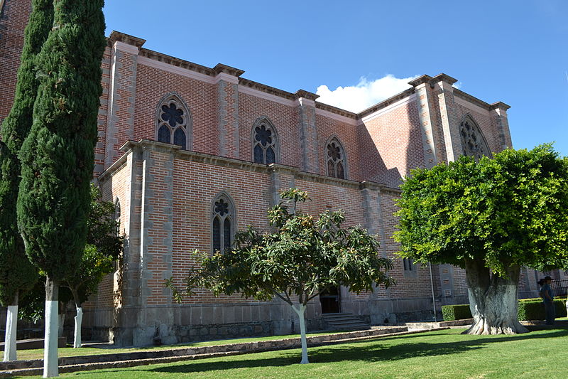 File:Vista lateral de la iglesia de Jalpa.JPG