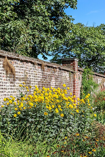 File:Walled Garden, Broomfield Park, London N13 - geograph.org.uk - 4624278.jpg