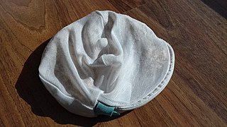 5 Esslöffel in einen Wäschebeutel oder Nylonstrumpf geben und mit in die Wäsche geben. Der Beutel darf sich auf keinen Fall während dem Waschen öffnen.