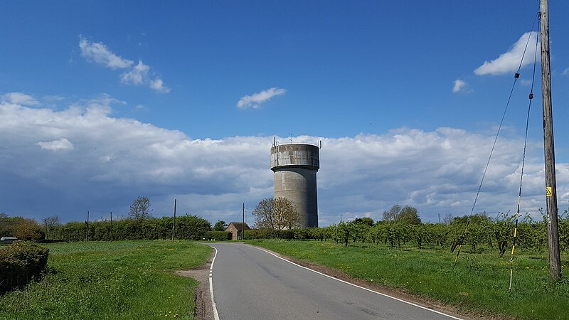 File:Water tower at Bluntisham - geograph.org.uk - 5759430.jpg