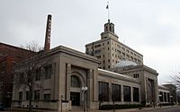 Il J.R. Watkins Medical Company Complex visto dall'incrocio tra East Third e Liberty Street