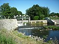 English: Weir Litovel on the river Morava west of Litovel, where the so called mill race called Elektrárenský náhon or Náhon flows from the river. Čeština: Jez Litovel na řece Moravě západně od Litovle, kde se z řeky odděluje tzv. Elektrárenský náhon (zkráceně též Náhon).