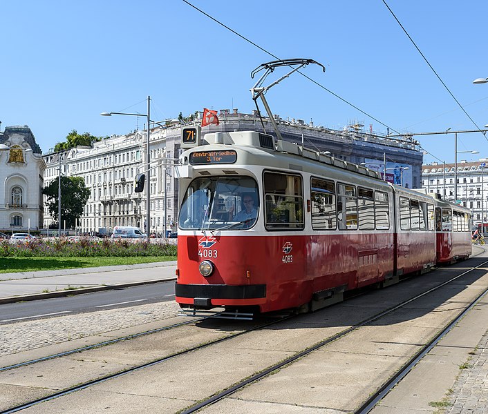 File:Wien Tram (36848566024).jpg