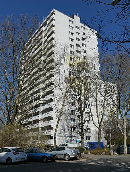 File:Wohnhochhaus Berkersheimer Weg 8.jpg