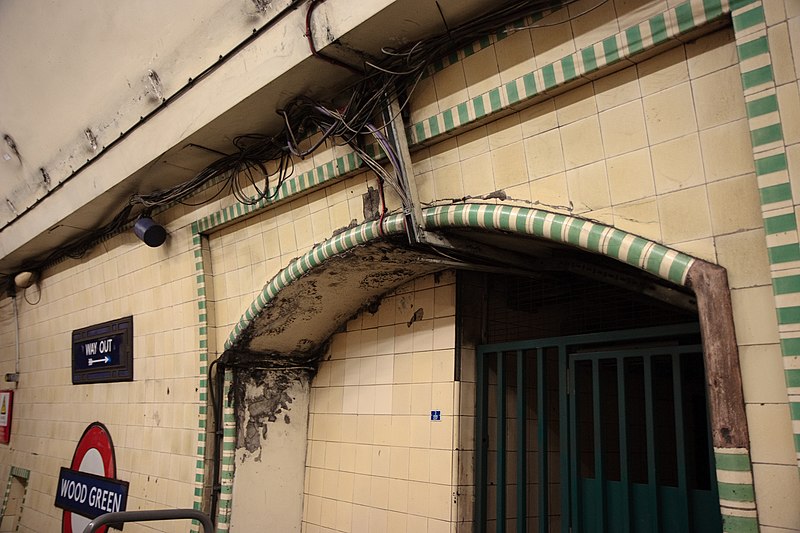 File:WoodGreen - Entrance to cross-passageway before (4570834703).jpg