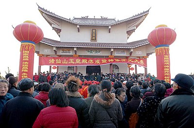 People forgathering at an ancestral shrine in Hong'an, Hubei